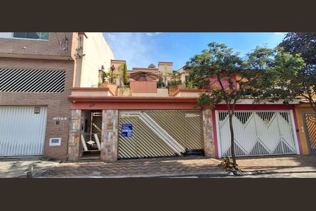 Casa à venda com 220m², 3 quartos e 2 vagas Casa à venda com 220m², 3 quartos e 2 vagasFachada