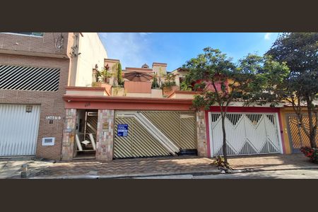 Casa à venda com 220m², 3 quartos e 2 vagas Casa à venda com 220m², 3 quartos e 2 vagasFachada