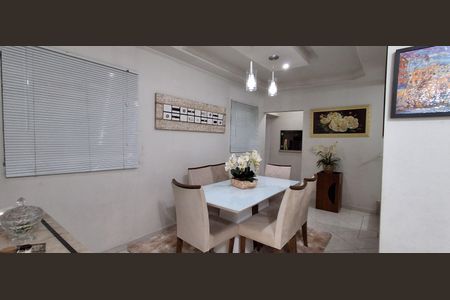 Casa à venda com 220m², 3 quartos e 2 vagas Casa à venda com 220m², 3 quartos e 2 vagasSala de jantar