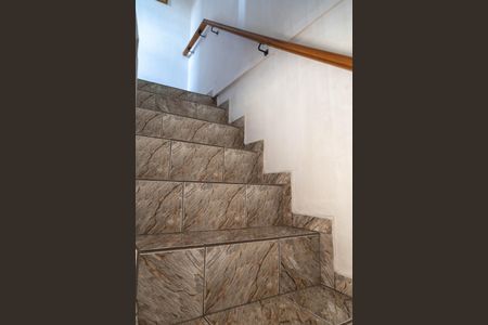 Casa à venda com 178m², 3 quartos e 2 vagas Casa à venda com 178m², 3 quartos e 2 vagasEscada