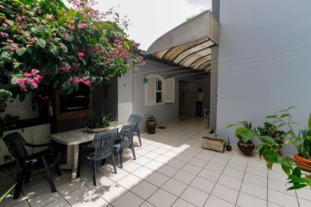 Casa à venda com 227m², 3 quartos e 4 vagas Casa à venda com 227m², 3 quartos e 4 vagasQuintal