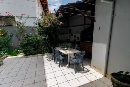 Casa à venda com 227m², 3 quartos e 4 vagas Casa à venda com 227m², 3 quartos e 4 vagasQuintal