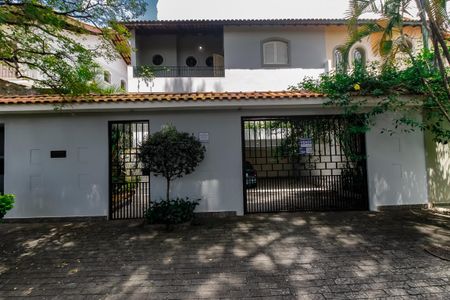 Casa à venda com 227m², 3 quartos e 4 vagas Casa à venda com 227m², 3 quartos e 4 vagasFachada e garagem
