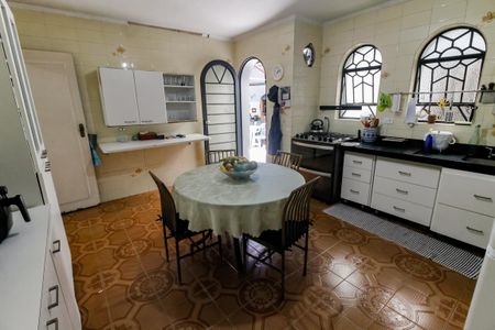 Casa à venda com 227m², 3 quartos e 4 vagas Casa à venda com 227m², 3 quartos e 4 vagasCozinha - Armários