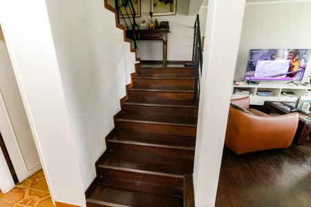 Casa à venda com 227m², 3 quartos e 4 vagas Casa à venda com 227m², 3 quartos e 4 vagasEscada acesso quartos