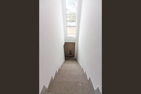 Casa à venda com 73m², 2 quartos e 1 vaga Casa à venda com 73m², 2 quartos e 1 vagaEscada