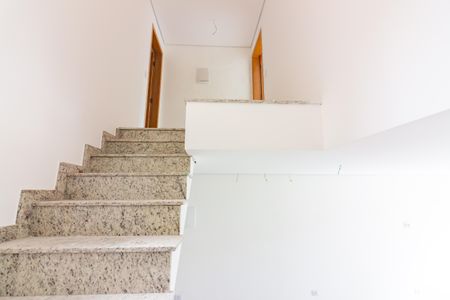 Casa à venda com 73m², 2 quartos e 1 vaga Casa à venda com 73m², 2 quartos e 1 vagaEscada