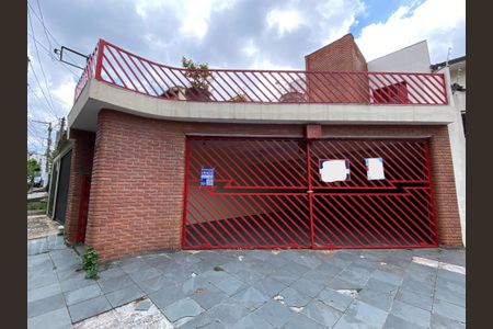 Casa à venda com 243m², 3 quartos e 3 vagas Casa à venda com 243m², 3 quartos e 3 vagasFachada