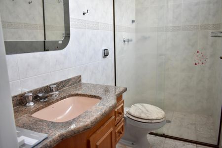 Casa à venda com 243m², 3 quartos e 3 vagas Casa à venda com 243m², 3 quartos e 3 vagasBanheiro da Suíte 2