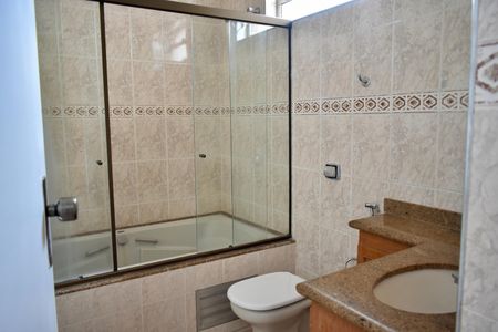 Casa à venda com 243m², 3 quartos e 3 vagas Casa à venda com 243m², 3 quartos e 3 vagasBanheiro da Suíte 1