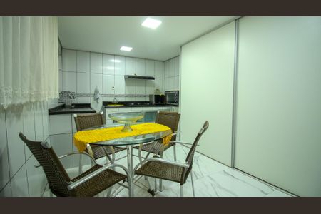 Casa à venda com 300m², 4 quartos e 2 vagas Casa à venda com 300m², 4 quartos e 2 vagasCozinha ( Casa 1)