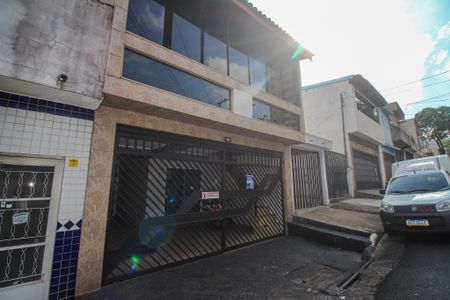 Casa à venda com 300m², 4 quartos e 2 vagas Casa à venda com 300m², 4 quartos e 2 vagasFachada