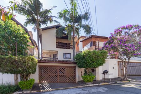 Casa à venda com 245m², 3 quartos e 5 vagas Casa à venda com 245m², 3 quartos e 5 vagasFachada