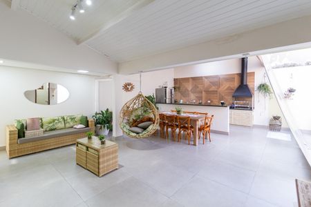 Casa à venda com 245m², 3 quartos e 5 vagas Casa à venda com 245m², 3 quartos e 5 vagasQuintal