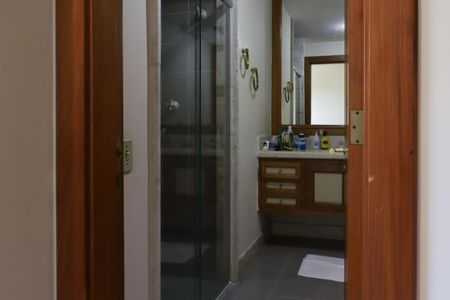 Apartamento à venda com 330m², 5 quartos e 5 vagas Apartamento à venda com 330m², 5 quartos e 5 vagasBanheiro da Suíte 1