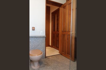 Apartamento à venda com 330m², 5 quartos e 5 vagas Apartamento à venda com 330m², 5 quartos e 5 vagasBanheiro da suíte principal