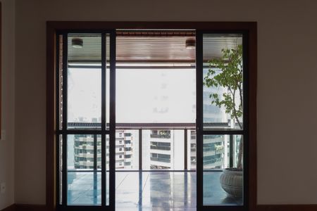 Apartamento à venda com 330m², 5 quartos e 5 vagas Apartamento à venda com 330m², 5 quartos e 5 vagasVaranda da Sala