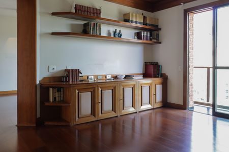 Apartamento à venda com 330m², 5 quartos e 5 vagas Apartamento à venda com 330m², 5 quartos e 5 vagasEscritório