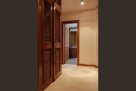 Apartamento à venda com 330m², 5 quartos e 5 vagas Apartamento à venda com 330m², 5 quartos e 5 vagasCloset da suíte principal