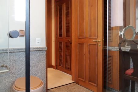 Apartamento à venda com 330m², 5 quartos e 5 vagas Apartamento à venda com 330m², 5 quartos e 5 vagasBanheiro da suíte principal