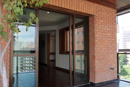 Apartamento à venda com 330m², 5 quartos e 5 vagas Apartamento à venda com 330m², 5 quartos e 5 vagasVaranda da Sala