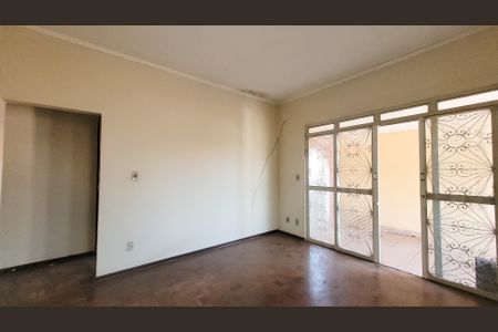Casa à venda com 256m², 4 quartos e 3 vagas Casa à venda com 256m², 4 quartos e 3 vagasSala
