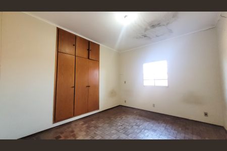 Casa à venda com 256m², 4 quartos e 3 vagas Casa à venda com 256m², 4 quartos e 3 vagasQuarto2