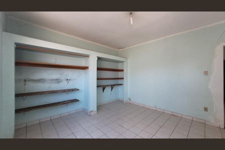 Casa à venda com 256m², 4 quartos e 3 vagas Casa à venda com 256m², 4 quartos e 3 vagasEdícula - Sala