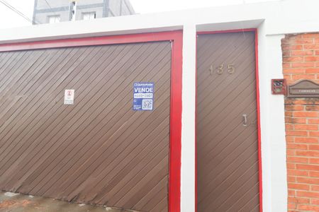 Casa à venda com 253m², 8 quartos e 5 vagas Casa à venda com 253m², 8 quartos e 5 vagasFachada