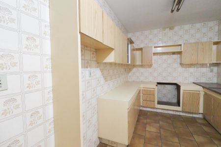 Casa à venda com 253m², 8 quartos e 5 vagas Casa à venda com 253m², 8 quartos e 5 vagasCozinha e Área de Serviço