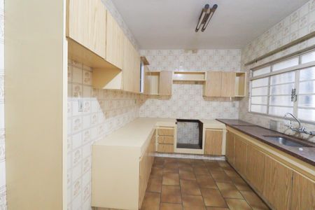 Casa à venda com 253m², 8 quartos e 5 vagas Casa à venda com 253m², 8 quartos e 5 vagasCozinha e Área de Serviço