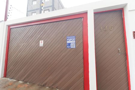 Casa à venda com 253m², 8 quartos e 5 vagas Casa à venda com 253m², 8 quartos e 5 vagasFachada