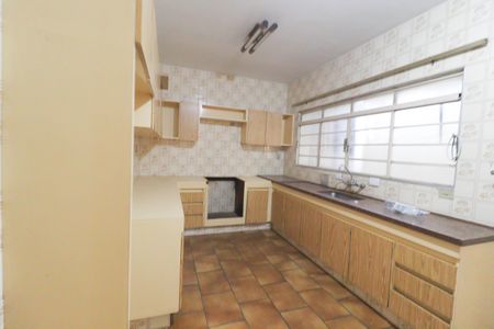 Casa à venda com 253m², 8 quartos e 5 vagas Casa à venda com 253m², 8 quartos e 5 vagasCozinha e Área de Serviço