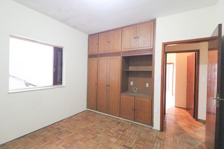 Casa à venda com 253m², 8 quartos e 5 vagas Casa à venda com 253m², 8 quartos e 5 vagasQuarto