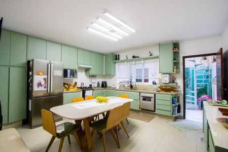 Casa à venda com 200m², 3 quartos e 4 vagas Casa à venda com 200m², 3 quartos e 4 vagasCozinha