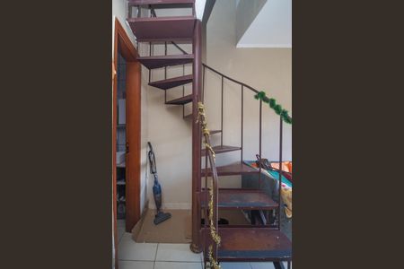 Casa de condomínio à venda com 90080m², 3 quartos e 1 vaga Casa de condomínio à venda com 90080m², 3 quartos e 1 vagaEscada