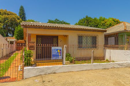 Casa à venda com 350m², 3 quartos e 3 vagas Casa à venda com 350m², 3 quartos e 3 vagasFachada