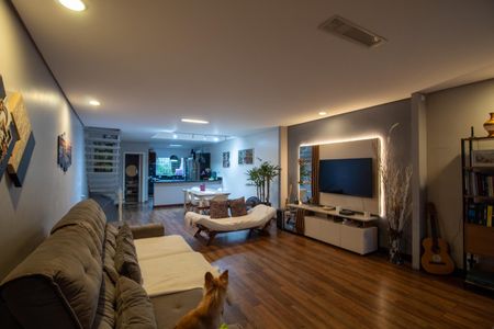 Casa à venda com 200m², 3 quartos e 4 vagas Casa à venda com 200m², 3 quartos e 4 vagasSala