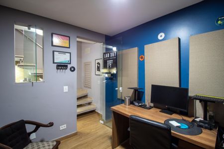 Casa à venda com 200m², 3 quartos e 4 vagas Casa à venda com 200m², 3 quartos e 4 vagasEscritório