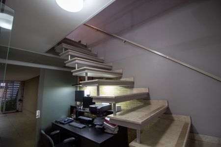 Casa à venda com 200m², 3 quartos e 4 vagas Casa à venda com 200m², 3 quartos e 4 vagasEscada