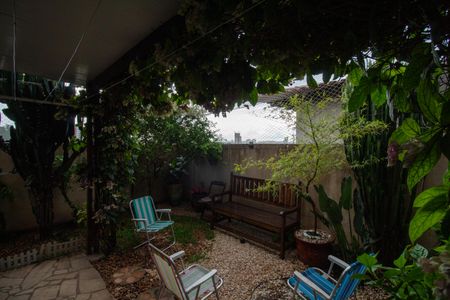 Casa à venda com 200m², 3 quartos e 4 vagas Casa à venda com 200m², 3 quartos e 4 vagasQuintal