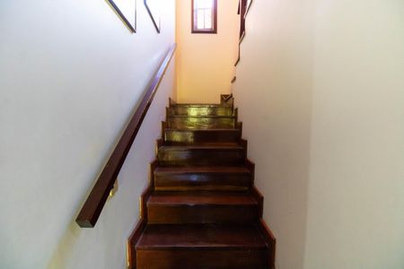 Casa de condomínio à venda com 456m², 6 quartos e 5 vagas Casa de condomínio à venda com 456m², 6 quartos e 5 vagasEscada