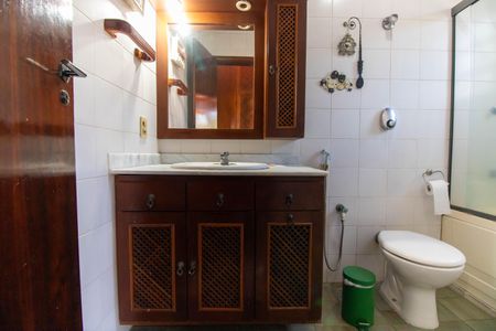 Casa de condomínio à venda com 456m², 6 quartos e 5 vagas Casa de condomínio à venda com 456m², 6 quartos e 5 vagasBanheiro da Suíte 3