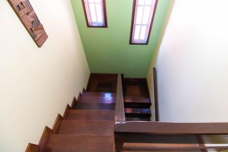 Casa de condomínio à venda com 456m², 6 quartos e 5 vagas Casa de condomínio à venda com 456m², 6 quartos e 5 vagasCasa 2 Escada