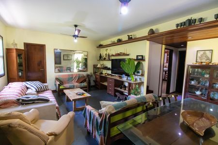 Casa de condomínio à venda com 456m², 6 quartos e 5 vagas Casa de condomínio à venda com 456m², 6 quartos e 5 vagasSala