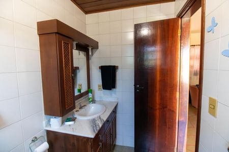 Casa de condomínio à venda com 456m², 6 quartos e 5 vagas Casa de condomínio à venda com 456m², 6 quartos e 5 vagasBanheiro da Suíte 2