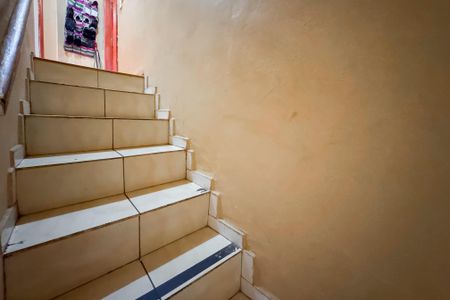 Casa à venda com 90m², 2 quartos e sem vaga Casa à venda com 90m², 2 quartos e sem vagaEscada