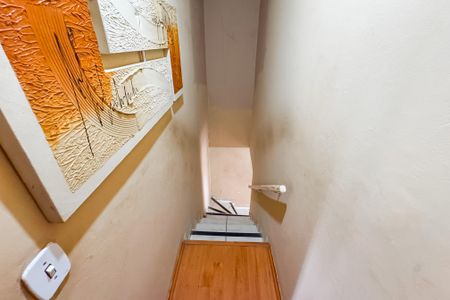 Casa à venda com 90m², 2 quartos e sem vaga Casa à venda com 90m², 2 quartos e sem vagaEscada