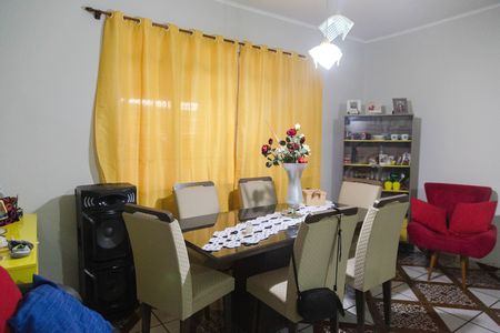 Casa à venda com 165m², 4 quartos e 2 vagas Casa à venda com 165m², 4 quartos e 2 vagasSala