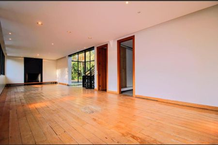 Casa à venda com 360m², 4 quartos e 4 vagas Casa à venda com 360m², 4 quartos e 4 vagasSala